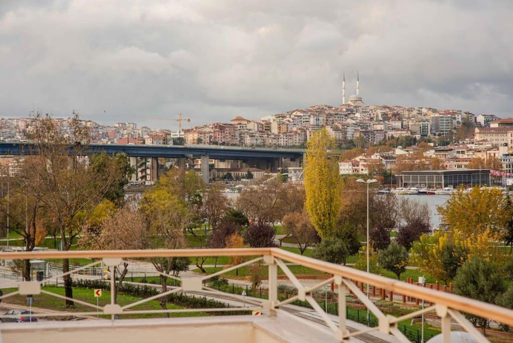 Waterfront Apartment By The Tram - Terrace With Dome & Golden Horn View In Fatih Provincia di Provincia di Istanbul Esterno foto