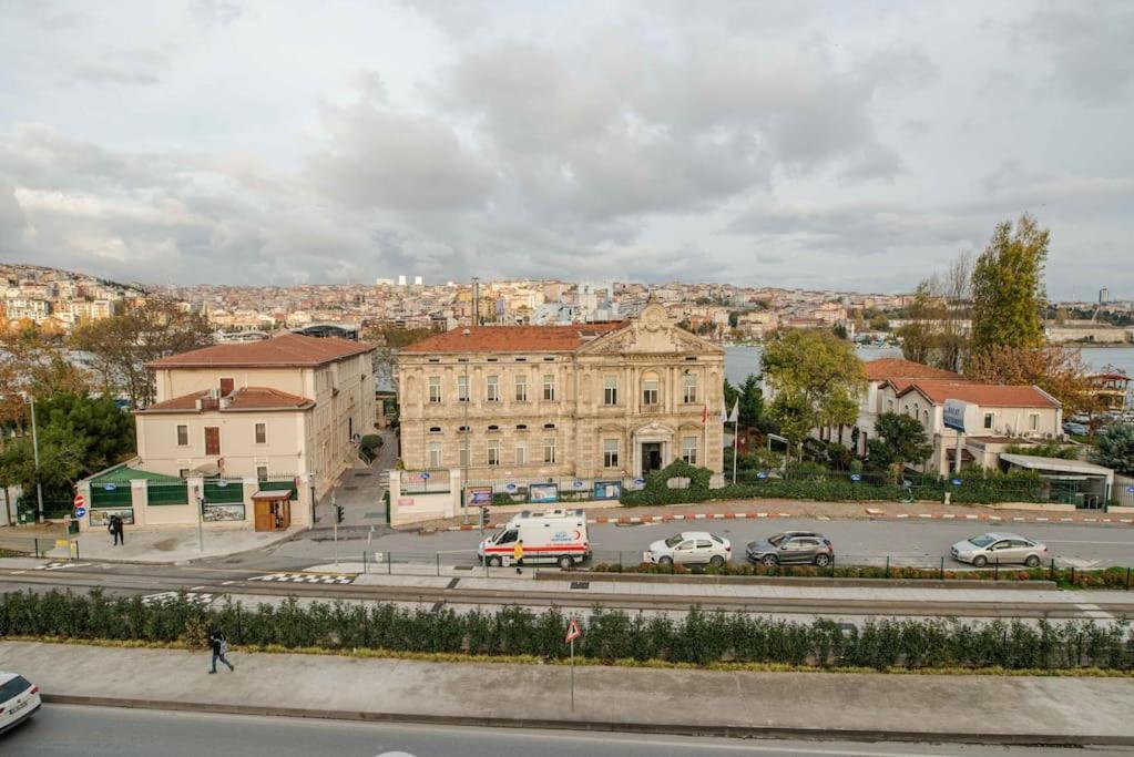 Waterfront Apartment By The Tram - Terrace With Dome & Golden Horn View In Fatih Provincia di Provincia di Istanbul Esterno foto