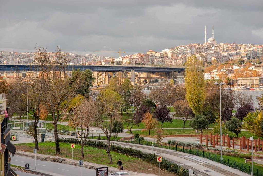 Waterfront Apartment By The Tram - Terrace With Dome & Golden Horn View In Fatih Provincia di Provincia di Istanbul Esterno foto
