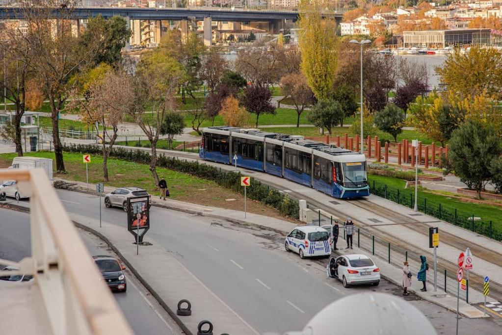 Waterfront Apartment By The Tram - Terrace With Dome & Golden Horn View In Fatih Provincia di Provincia di Istanbul Esterno foto