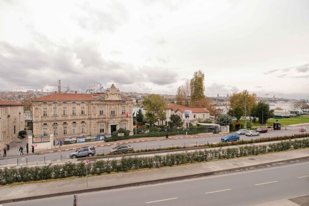 Waterfront Apartment By The Tram - Terrace With Dome & Golden Horn View In Fatih Provincia di Provincia di Istanbul Esterno foto