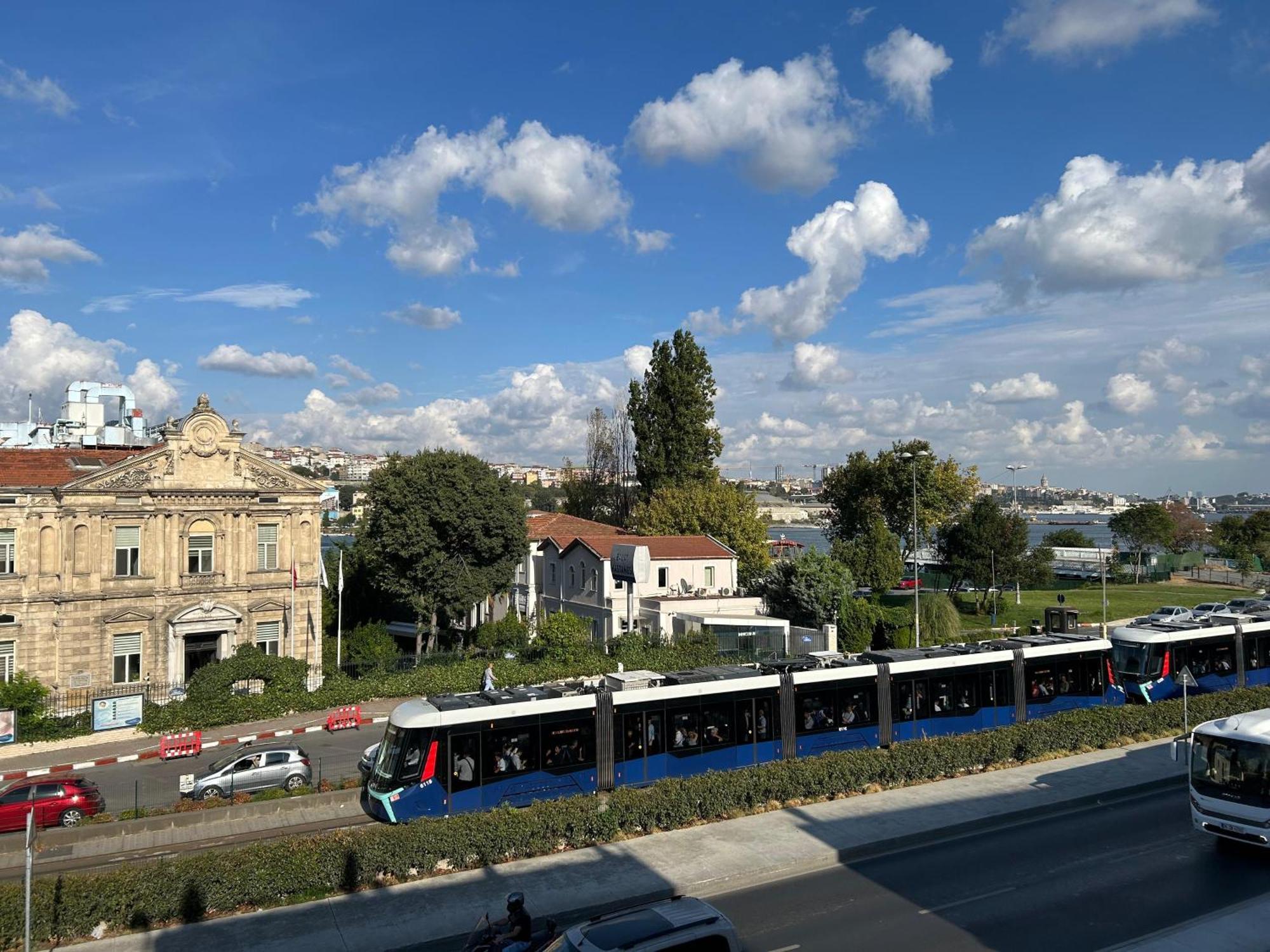 Waterfront Apartment By The Tram - Terrace With Dome & Golden Horn View In Fatih Provincia di Provincia di Istanbul Esterno foto